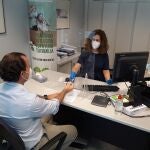 Imagen de archivo de la atención a clientes en una oficina de Unicaja Banco