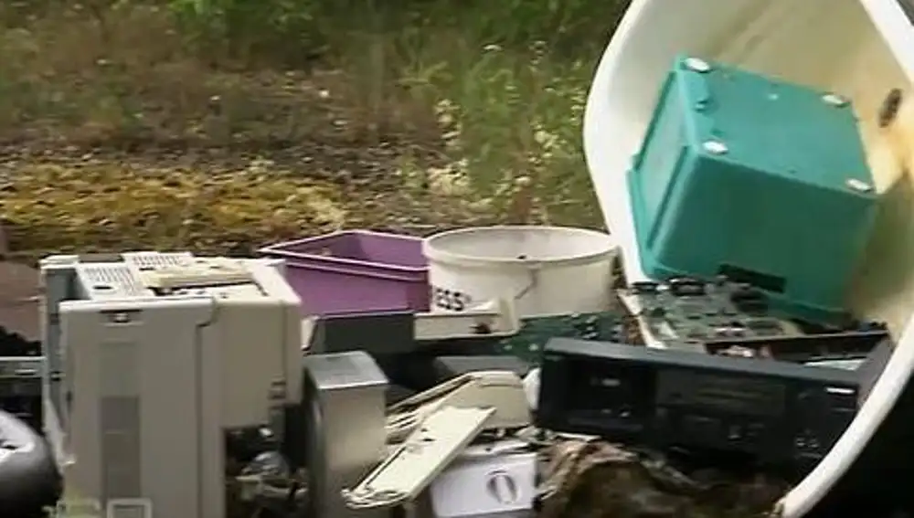 Material informático encontrado en el exterior de la casa