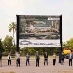 Juan Roig con el equipo que llevará adelante el proyecto