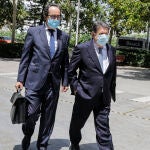 El expresidente de la Generalitat valenciana y exvicepresidente de Bankia José Luis Olivas (d), a su llegada al Juzgado número 8 de Valencia - que instruye presuntos sobornos a cambio de adjudicaciones de las ITV y el Plan Eólico Valenciano