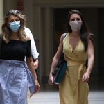 Las ministras de Podemos de Trabajo y de Igualdad, ayer a su llegada al Senado para la sesión de control