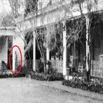 En rojo, la que podría ser Chloe, con su turbante, en la mansión Myrtles