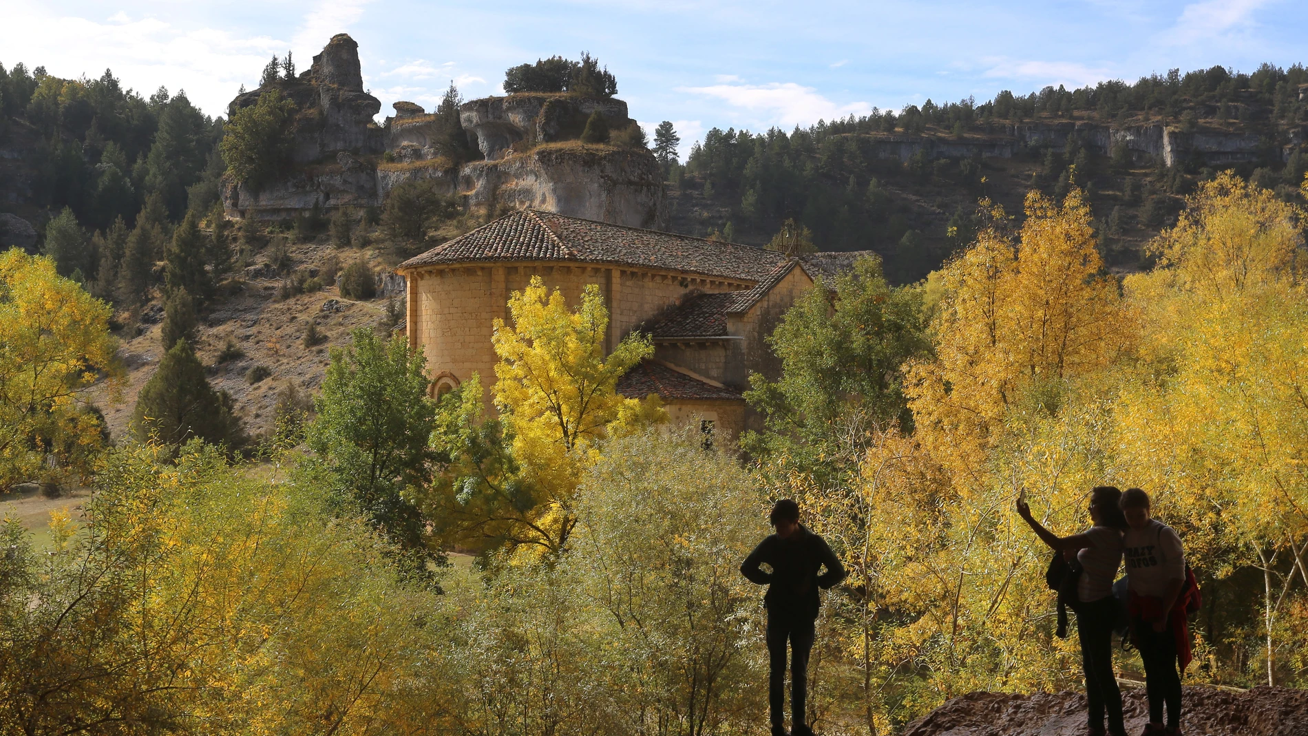 Visitantes en el Cañón del río Lobos con la Ermita de San Bartolomé al fondo