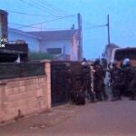 Agentes de la Guardia Civil en la entrada para un registro de la banda desarticulada por robo en una vivienda de Chiclana