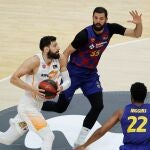 Shengelia intenta escapar de la defensa de Mirotic