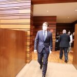 El presidente de la Junta, Alfonso Fernández Mañueco, entre al hemiciclo de las Cortes momentos antes de intervenir en el Pleno