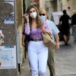 Andaluces, provistos de mascarillas, paseando tras el fin del estado de alarma