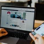 Redes sociales en un ordenador portátil y un teléfono móvil