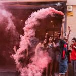 GRAF003. VITORIA, 30/06/2020.- Varios aficionados del Baskonia celebran la victoria del conjunto en la final de la liga Endesa, este martes en Vitoria. El Kirolbet Baskonia se proclamó este martes campeón de la Liga Endesa tras imponerse, en la final disputada a puerta cerrada en el pabellón de La Fuente de San Luis de Valencia, al Barcelona por 67-69 gracias a una canasta a tres segundos del final del argentino Luca Vildoza. EFE/JON RODRIGUEZ BILBAO