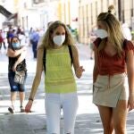 Transeúntes, equipadas con mascarillas, en una calle de una ciudad andaluza