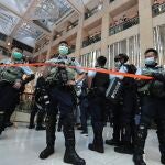 La Policía instala un cordón policial frente a una protesta a favor de la democracia en Hong Kong y en contra de la ley de seguridad nacional china