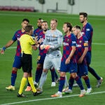 Los jugadores del Barcelona protestan a Hernández Hernández