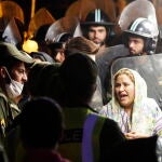 Una mujer iraní, pariente de una víctima, llora alrededor de la escena de una explosión en el centro de salud Sina Athar en el norte de Teherán, Irán, el 30 de junio de 2020. ABEDIN TAHERKENAREH. EFE