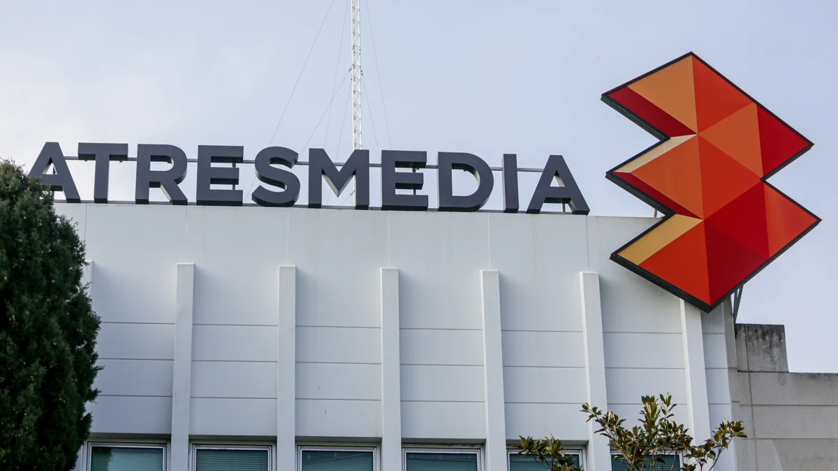 Letras y logo de Atresmedia en lo alto de la sede del grupo de comunicación Atresmedia en San Sebastián de los Reyes, en Madrid