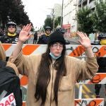 Una manifestante protesta durante la operación de desmantelamiento del 15-M de Seattle tras convertirse en una zona sin Ley