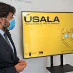 El consejero de Empleo, Investigación y Universidades, Miguel Motas, durante la presentación de la campaña sobre el uso de la mascarilla