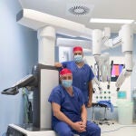 Los doctores Alías y Díaz en el quirófano con el robot Da Vinci con el que realizaron la intervención
