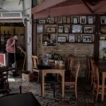 Un hombre trabaja durante la reapertura de un restaurante, este jueves en Río de Janeiro