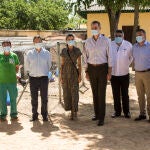 Los Reyes de España, Felipe VI (4d) y doña Letizia (5d), durante la visita a las instalaciones de la granja escuela de la asociación Aspadec, para personas con discapacidad intelectual, en su 40 aniversario, en Cuenca, Castilla-La Mancha (España), a 2 de julio de 2020.02 JULIO 2020;CUENCA;LETIZIA ORTIZ;FELIPE VI;ASPADECRubén Marco Checa / Europa Press02/07/2020