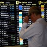Un pasajero se informa de las llegadas en la terminal 1 del aeropuerto Josep Tarradellas Barcelona El Prat, que está retomando paulatinamente su actividad tras reabrir la UE sus fronteras a 15 países.