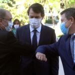 El presidente de la Junta de Castilla y León, Alfonso Fernandez Mañueco (c) saluda a los presidentes de Aragón, Javier Lamban (i) y Castilla La Mancha, Emiliano García-Page (d) a su llegada en Soria