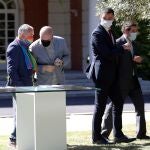 El presidente del Gobierno, Pedro Sánchez (2d) junto al presidente de la CEOE, Antonio Garamendi (d) y los secretarios generales de UGT, Pepe Álvarez (i) y CCOO, Unai Sordo (2i) durante la firma del "Acuerdo por la reactivación económica y el empleo" en el palacio de la Moncloa