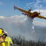 Apagafuegos descarga agua durante un incendio