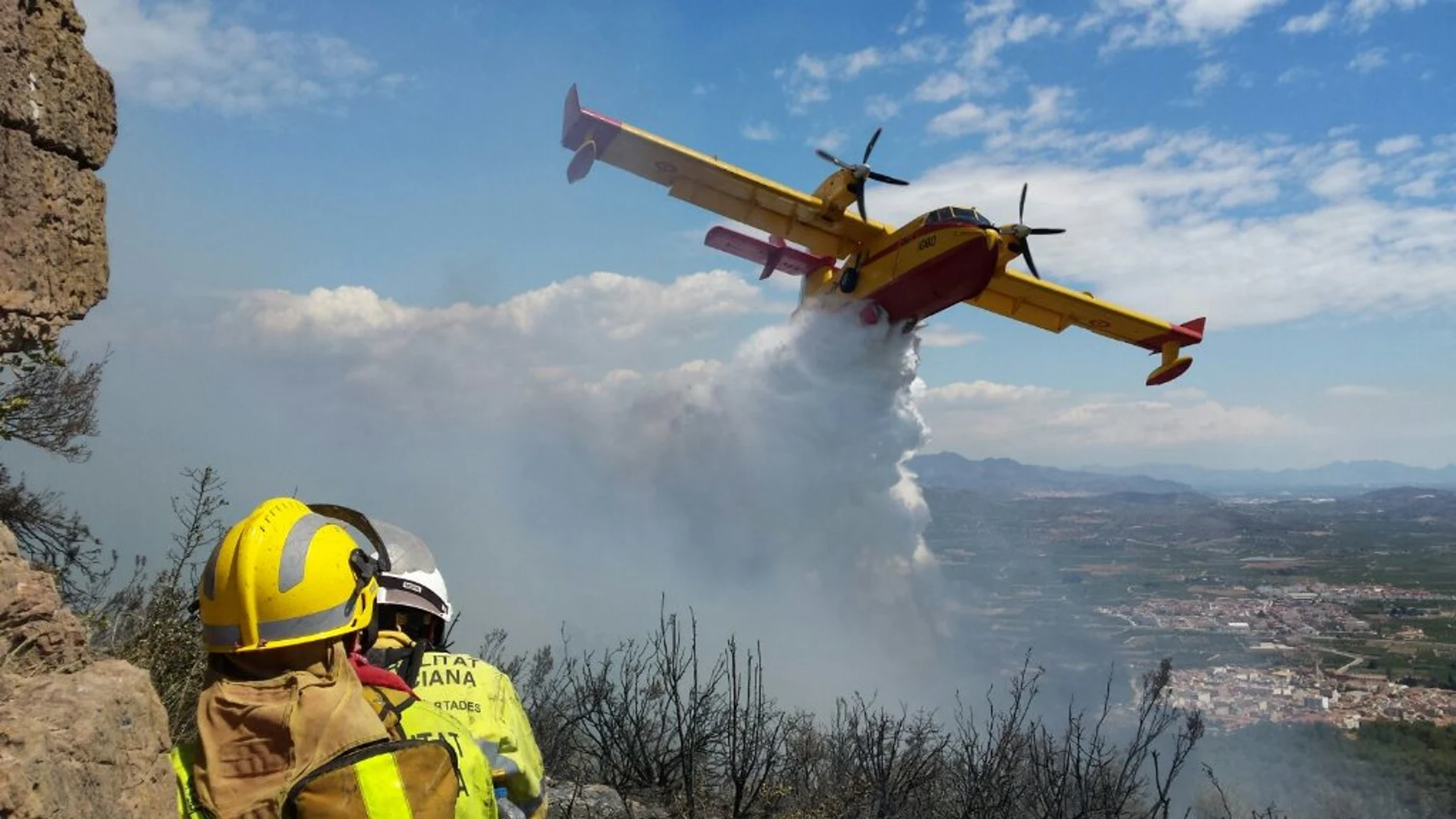 Apagafuegos descarga agua durante un incendio