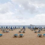Vista de la playa de Levante vacía con las tumbonas con la distancia de seguridad en Benidorm este viernes