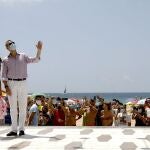 El rey Felipe VI y la reina Letizia posan en el paseo marítimo de Benidorm este viernes dentro de su gira por España tras la crisis del coronavirus