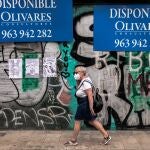 Una persona pasa frente a un local comercial disponible donde anteriormente había una ferretería