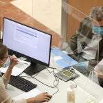 Imagen de una pareja confeccionando la declaración de la Renta 2019 de forma presencial