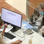 Imagen de una pareja confeccionando la declaración de la Renta 2019 de forma presencial