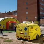 El Sistema de Emergencias Médicas (SEM) de la Generalitat de Cataluña ha instalado tres módulos independientes , junto al Hospital Universitario Arnau de Vilanova de Lleida, ante los nuevos brotes de coronavirus surgidos en los últimos días en esta demarcación. EFE/ Ramón Gabriel