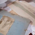 Nuevos documentos llegados a la sede de la Fundación Juan Negrín en Las Palmas de Gran Canaria desde la casa en París del último presidente del Gobierno de la II República, entre los que se encuentran los relativos a las transferencias de realizadas a la Generalitat de Cataluña y el proceso del POUM. EFE/Ángel Medina G.