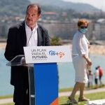 GRAF2273. SAN SEBASTIÁN, 04/07/2020.- El candidato a lehendakari por la coalición PP+Cs, Carlos Iturgaiz este sábado en San Sebastián en un acto electoral acompañado por la cabeza de lista de Gipuzkoa, Muriel Larrea, y por el filósofo Fernando Savater y la eurodiputada Maite Pagazaurtundua . EFE/Juan Herrero.