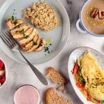 Los nutricionistas recomiendan basar nuestra alimentación en alimentos frescos y naturales, libres de azúcares refinados, aditivos y conservantes