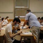 Pruebas de la Evaluación de Acceso a la Universidad (EVAU) en el Edificio Politécnico de la Universidad Alcalá de Henares, Madrid.