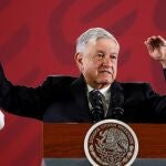 MEX3384. CIUDAD DE MÉXICO (MÉXICO), 06/07/2020.- Fotografía de archivo fechada el 17 de septiembre de 2019, que muestra al presidente de México, Andrés Manuel López Obrador durante su conferencia de prensa matutina en el Palacio Nacional de Ciudad de México (México). La reunión del miércoles, 8 de julio, en Washington entre el presidente de México, Andrés Manuel López Obrador, y el de Estados Unidos, Donald Trump, será un capítulo más de la tensa pero a la vez estrecha e inevitable relación de ambos países. EFE/José Méndez/ Archivo