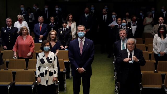 Felipe VI acompañado por el presidente del TC, Juan José González Rivas (d) y la vicepresidenta del Gobierno, Carmen Calvo (i), a su llegada al acto del 40 aniversario del Tribunal Constitucional celebrado este lunes.