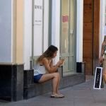Personas pasean por Sevilla en una jornada caracterizada por la reducción de pacientes ingresados
