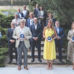 LA FOTO DE LOS PREMIOSEn primera fila, de izquierda a derecha, Charo Álvaro, directora de comunicación de Gil Stauffer; Augusto Abril, fundador de LACOOOP; Cristina Callejón, directora de Comunicación de International Schools Partnership (ISP); Inmaculada Palomo, delegada técnica del Grupo Index. En segunda fila, Miguel Ángel Garrán, director adjunto de ISP; Carlos Izarra y Javier Córdoba, consejero delegado y presidente de Vertebra. En tercera fila, Manuel Melgarejo, presidente deCorteva para España y Portugal; Vicente Olmos, CEO del Grupo Sintac; Sergio Lombán, vicepresidente de Digital Trust Services de SGS. En cuarta fila, Fernando Vega, director de Hormitech, y José Andrés Arribas Navarro, director general de Semat. Arriba, Marhuenda y Fernández-Lasquetty