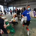 Voluntarios reparten comida y productos de higiene entre la comunidad musulmana de Melbourne