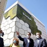 El alcalde de Valladolid, Óscar Puente, y el consejero delegado de El Corte Inglés, Víctor del Pozo, presentan la actuación medioambiental del proyecto Urban Green Up en la fachada del centro comercial de la calle Constitución