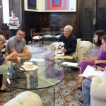 La concejala de Igualdad del Ayuntamiento de Valencia, Lucía Beamud (dcha), en una imagen de archivo