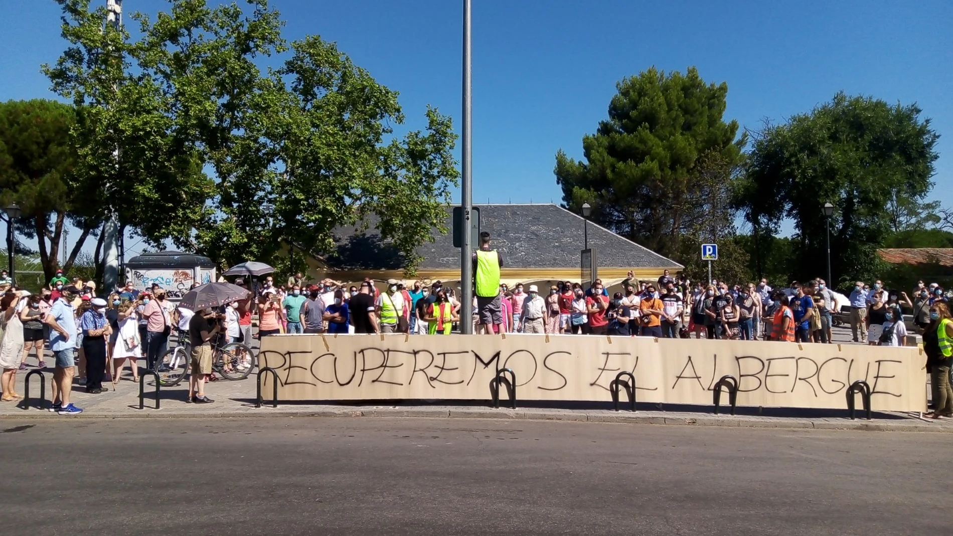 Protesta de los vecinos de Casa de Campo por los robos y agresiones de los menas alojados en el albergue