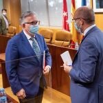 José Ángel Gómez Chamorro (PSOE) (i) conversa con el presidente de la Asamblea de la Comunidad de Madrid, Juan Trinidad Martos (d) tras ser elegido presidente en la Comisión de Investigación