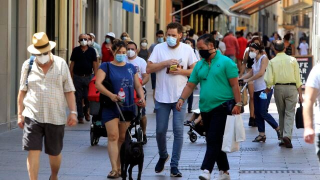 Transeúntes paseando por el centro de la capital hispalense