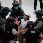 Una señora protesta en un centro comercial en Hong Kong, ayer