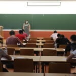 Una profesora vigila una clase mientras estudiantes de las asignaturas troncales de la rama de Ciencias se examinan de las pruebas de la Evaluación de Acceso a la Universidad (EVAU) en la Puerta del Aulario II del Campus de Móstoles de la Universidad Rey Juan Carlos